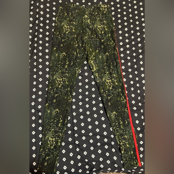 No boundaries girls high rise snake pattern leggings w/ red&white stripes-size M - Picture 2 of 4